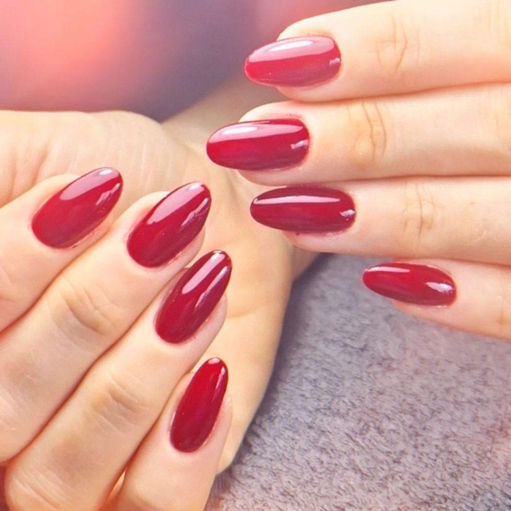 Dieprood gelakte amandelvormige nagels