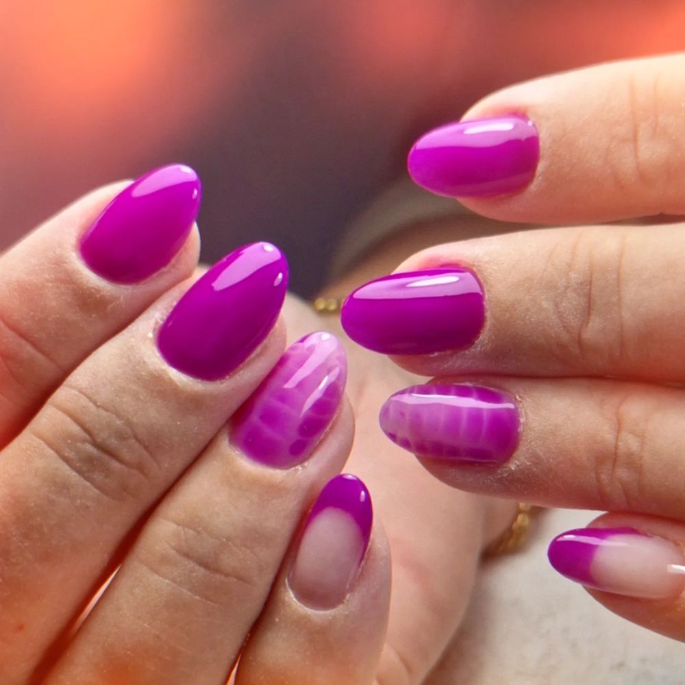 Magenta gelakte amandelvormige nagels
