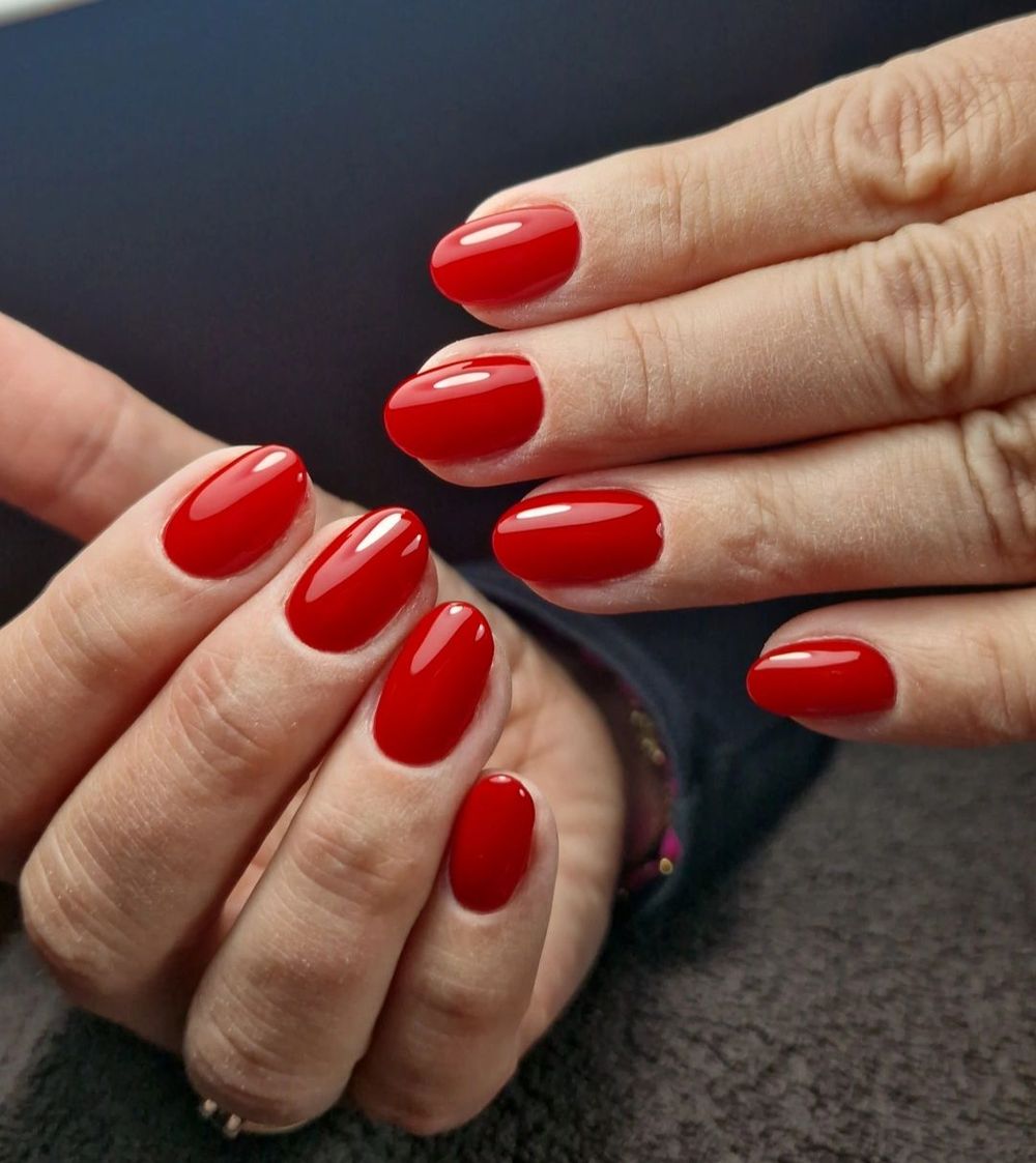 Glanzend rood gelakte nagels