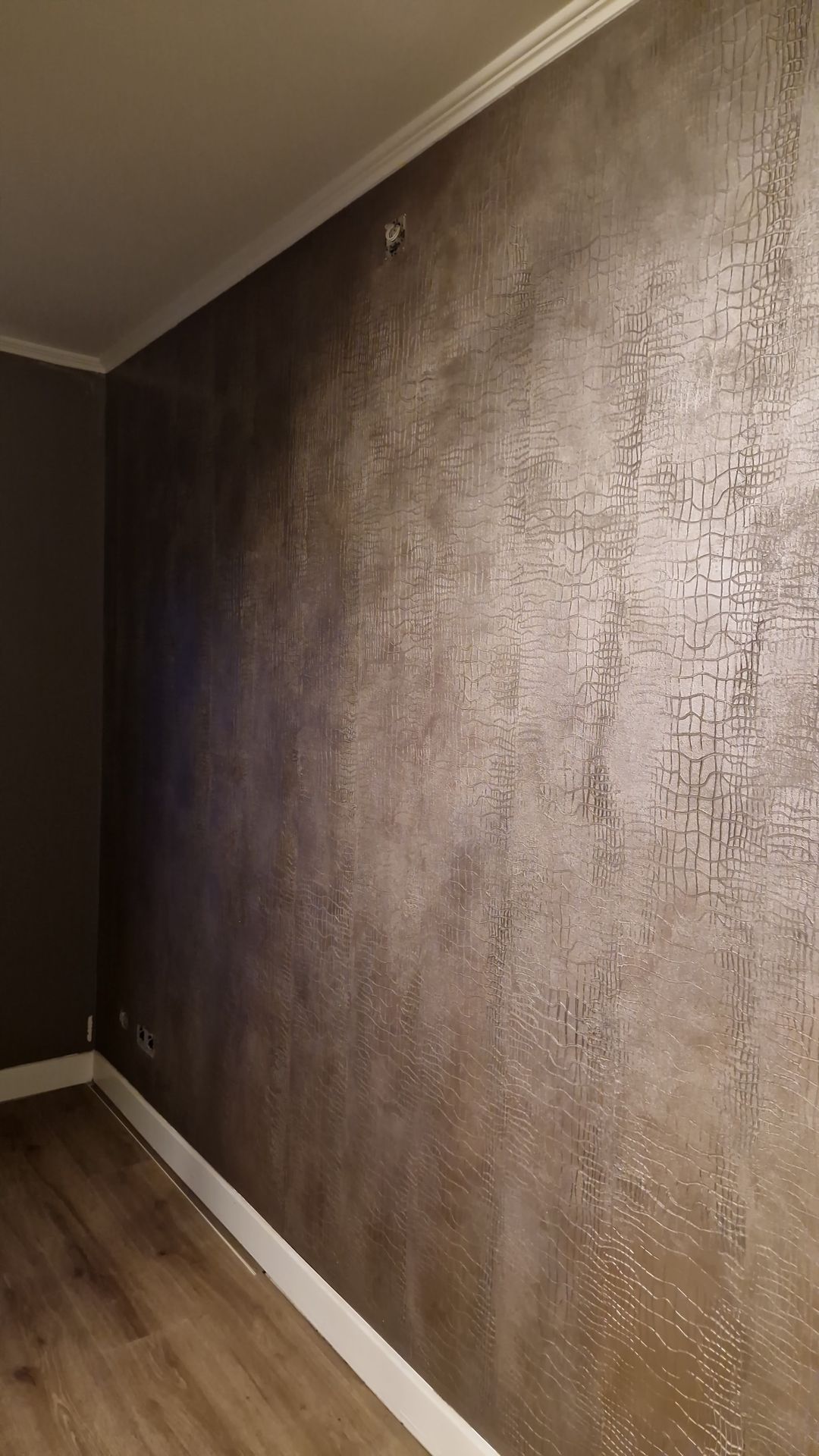 Wand in taupe en zilver met een reliëf als krokodillenleer